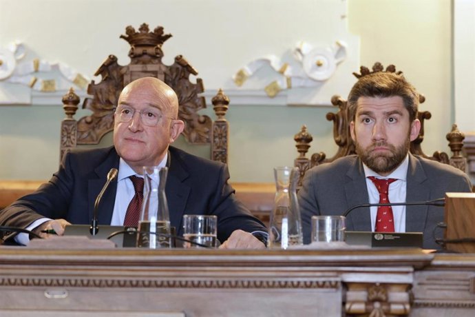 El alcalde de Valladolid, Jesús Julio Carnero, y el concejal de Hacienda, Personal y Modernización Administrativa, Francisco Blanco.
