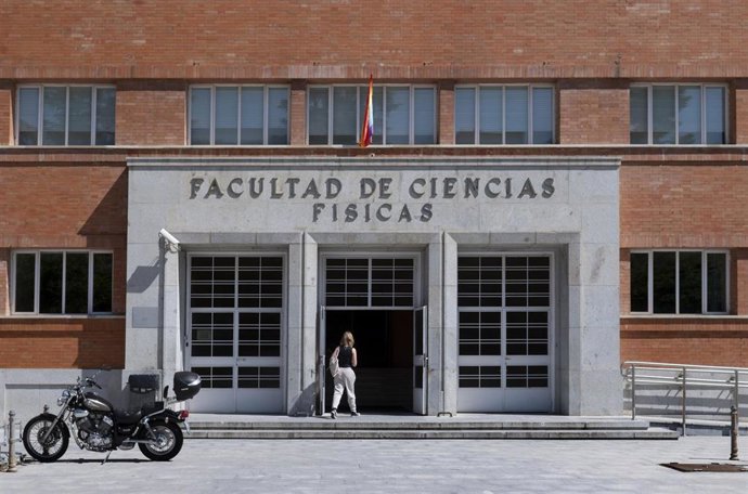 Archivo - Fachada de la Facultad de Ciencias Físicas el día del examen de la convocatoria extraordinaria de la Evaluación para el Acceso a la Universidad (EvAU), en la Facultad de Ciencias Físicas de la UCM, a 4 de julio de 2023, en Madrid (España). Los a