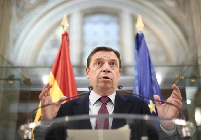 Archivo - El ministro de Agricultura, Pesca y Alimentación, Luis Planas en rueda de prensa tras su reunión con las asociaciones de consumidores y usuarios, en la sede del Ministerio, en Madrid (España), a 20 de febrero de 2020.