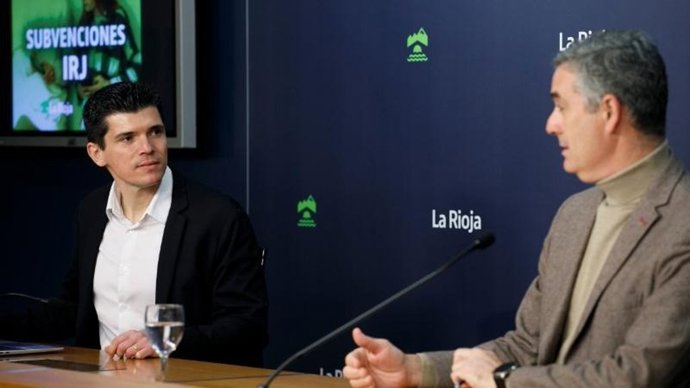 El director general de Deporte y Juventud, Diego Azcona, y el director del IRJ, Juan Diego Alcaide, presentan las subvenciones en materia de Juventud para este año 2026