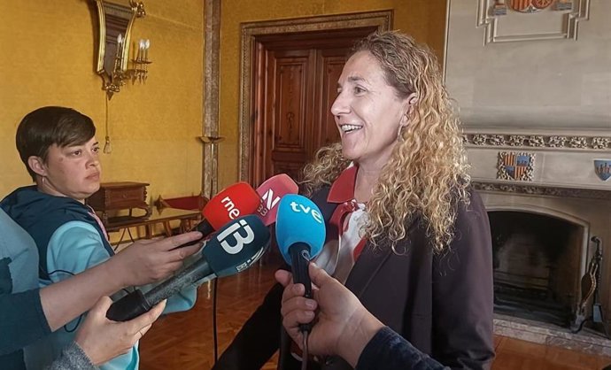La portavoz de MÉS per Mallorca en el Consell de Mallorca, Catalina Inés Perelló, en declaraciones a los medios tras el inicio del Debate de Política General.