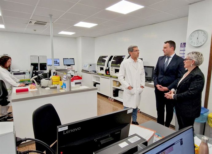 Visita a la nueva unidad de hemodiálisis en el Hospital de Jarrio.