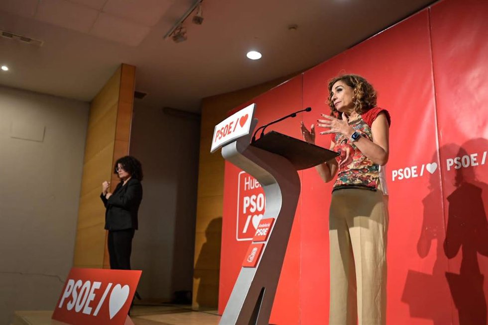 Archivo - La vicesecretaria general del PSOE y vicepresidenta del Gobierno, María Jesús Montero (d), durante su intervención en el acto. A 19 de mayo de 2023, en Huelva (Andalucía, España). 