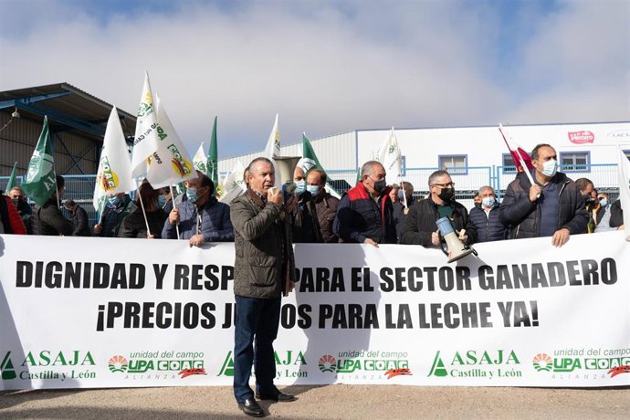 Archivo - Imagen de archivo del presidente de Asaja de Castilla y León, Donaciano Dujo, interviene con un megáfono durante una concentración para reclamar un precio justo de la leche.