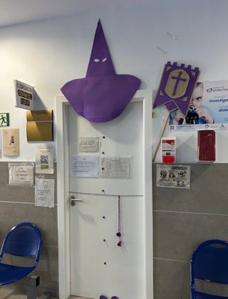 El centro de salud El Torrejón decora con motivos de Semana Santa su zona de Pediatría.