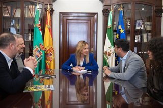 Almudena Martínez con el director del Instituto Gallego del Vino, Xoan Cannas, y el presidente de la Asociación de Hostelería de Jerez, Alfredo Carrasco.