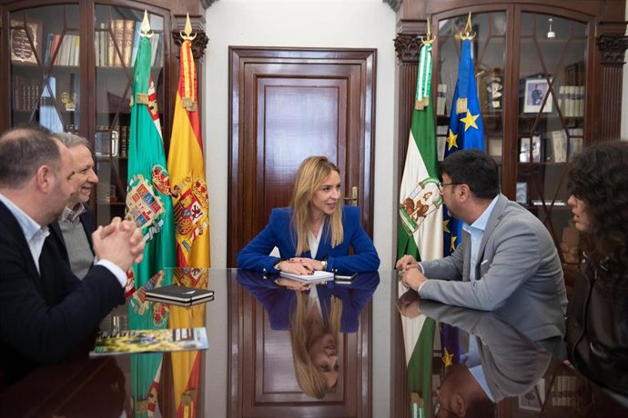 Almudena Martínez con el director del Instituto Gallego del Vino, Xoan Cannas, y el presidente de la Asociación de Hostelería de Jerez, Alfredo Carrasco.