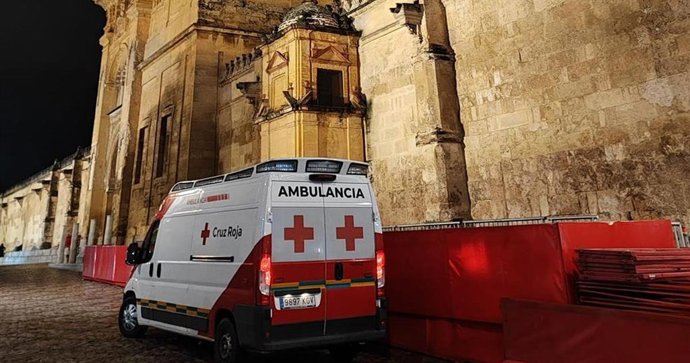 Una ambulancia de Cruz Roja junto a los palcos instalados en uno de los laterales de la Mezquita-Catedral de Córdoba, en la Carrera Oficial de la Semana Santa.
