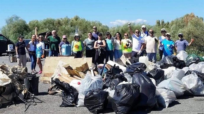 Voluntarios retiran más de 750 kilos de residuos del paraje natural Salinas de Isla Cristina (Huelva).