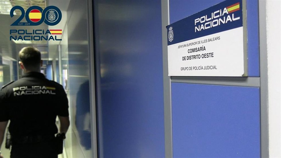 Policía Nacional en la Comisaría del Distrito Oeste de Palma.