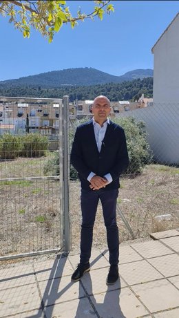 El concejal de Patrimonio Municipal de Jaén, José María Cano, ante una de las parcelas que se subastan.