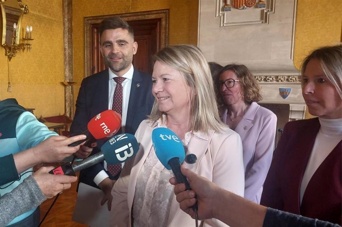 La portavoz del PP en el Consell de Mallorca, Núria Riera, en declaraciones a los medios tras el inicio del Debate de Política General.