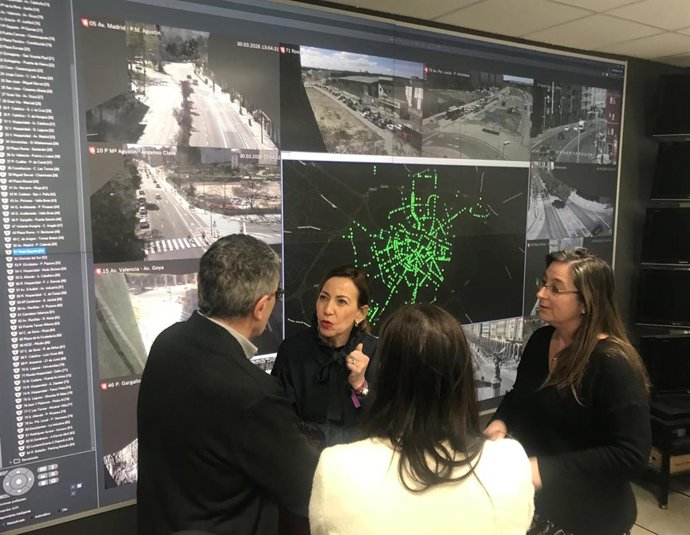 La alcaldesa de Zaragoza, Natalia Chueca, delante de las pantallas de tráfico de la Oficina de Planificación y Diseño de la Movilidad