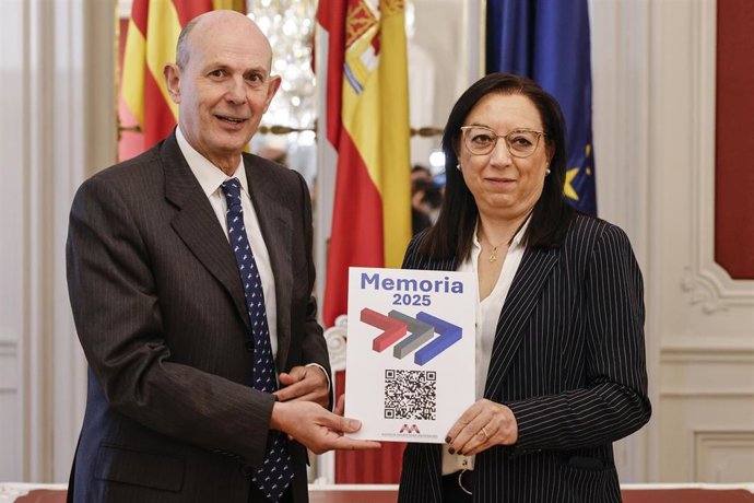 La presidenta de Les Corts Valencianas, Llanos Massó, recibe la Memoria Anual de Actividad (2025) de la Agencia Valenciana Antifraude de manos del director de la Agencia, Eduardo Beut, en Les Corts Valencianes, a 30 de marzo de 2026, en Valencia