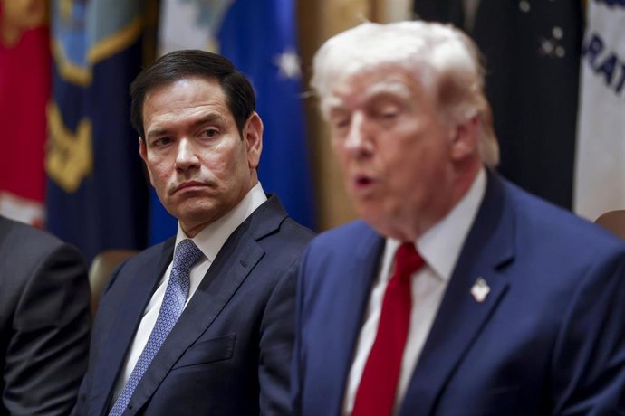 El secretario de Estado, Marco Rubio, junto al presidente de EEUU, Donald J. Trump, en una reunión del gabinete en la Casa Blanca.