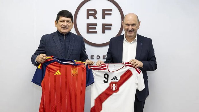 El presidente de la RFEF, Rafael Louzán (derecha), recibe en Las Rozas a Agustín Lozano, presidente de la Federación Peruana de Fútbol.