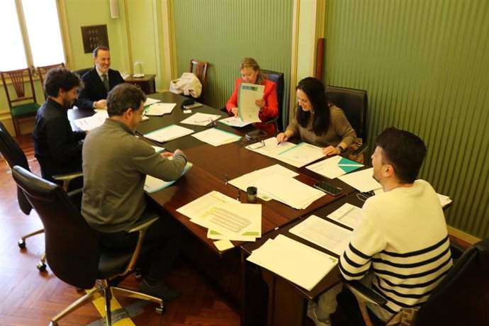 El presidente del Parlament, Gabrile Le Senne y el resto del jurado de los concursos de dibujo y epresión escrita de 2026.