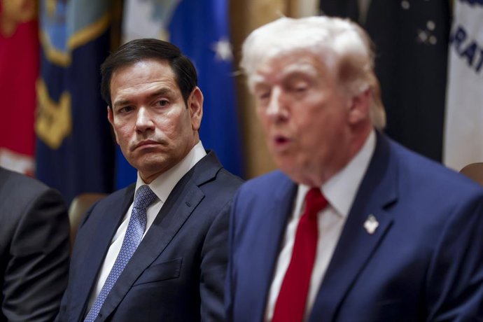 26 de março de 2026, Washington, Distrito de Columbia, EUA: O secretário de Estado dos Estados Unidos, Marco Rubio, observa enquanto o presidente dos EUA, Donald J. Trump, faz um discurso durante uma reunião do Gabinete na Sala do Gabinete da Casa Branca,