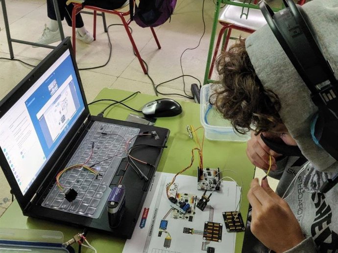 Archivo - Un alumno trabajando con un ordenador. 