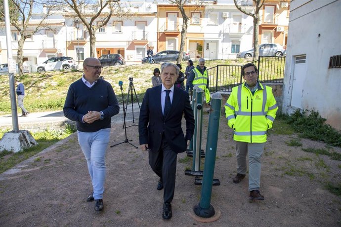 El presidente de la Diputación de Córdoba, Salvador Fuentes (centro), en su visita a Rute.