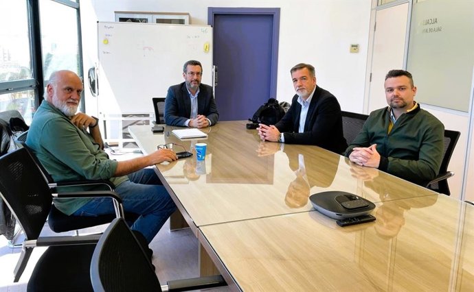 El alcalde de La Línea de la Concepción (Cádiz), Juan Franco, acompañado por el teniente de alcalde en el Ayuntamiento y vicepresidente de la Diputación de Cádiz, Javier Vidal, en una reunión con representantes de SUP