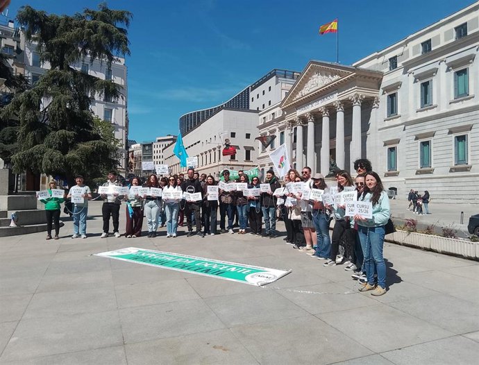 Profesores de asturiano y eonaviego se concentran en Madrid para pedir la creación de una especialidad docente.