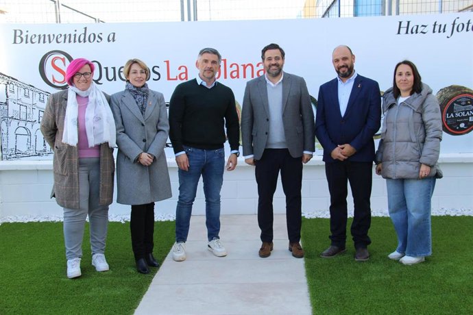 El presidente del Partido Popular de Castilla-La Mancha, Paco Núñez, durante la visita a la quesería artesana La Solana.
