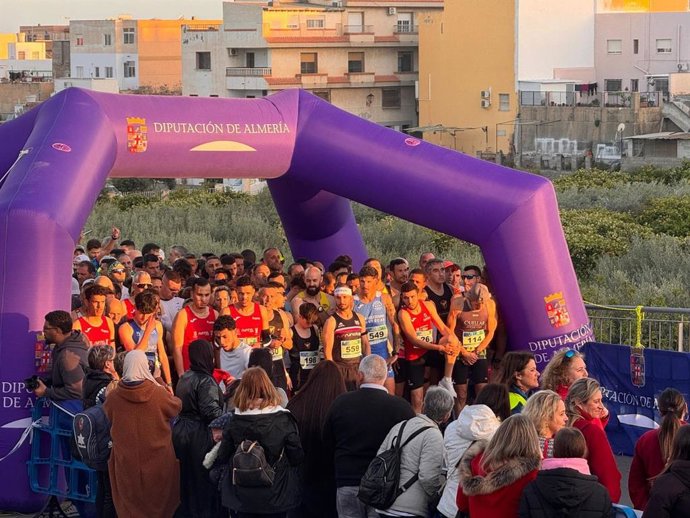 Salida de la segunda prueba del circuito de 'Carreras Populares' en Benahadux (Almería).