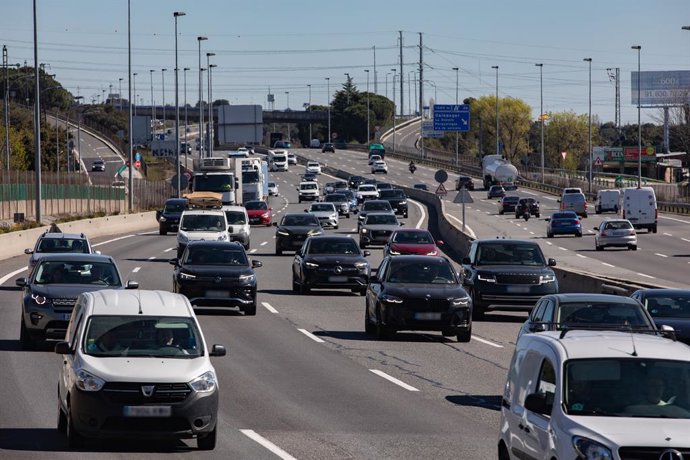 Decenas de vehículos durante la operación salida por las vacaciones de Semana Santa, en la A-6, a 27 de marzo de 2026, en Madrid (España). 
