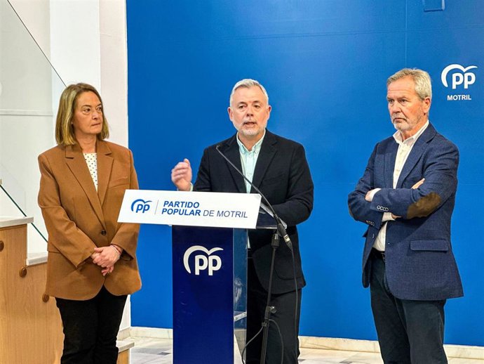 El vicesecretario general del PP de Motril y miembro de la Junta Directiva Autonómica, Nicolás Navarro ha comparecido ante los medios acompañado por la presidenta del PP de Motril, Luisa García Chamorro y el secretario general, José García Fuentes