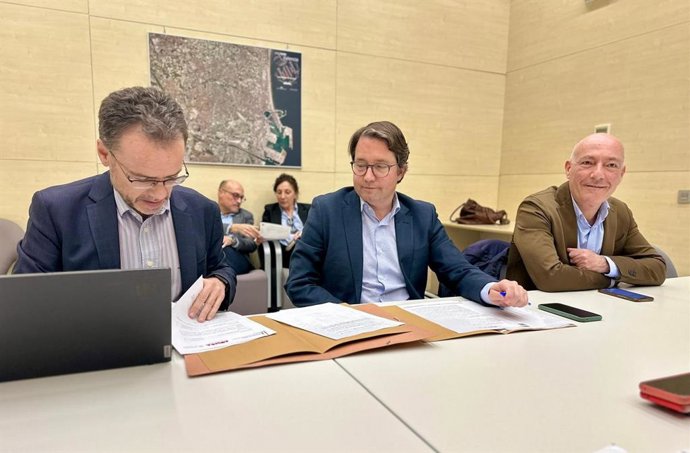 L'edil d'Urbanisme i Habitatge en l'Ajuntament de València, Juan Giner (c), presidint el consell d'administració de l'empresa municipal Aumsa.