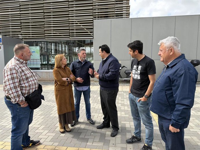 El concejal del PSOE Jorge Quero y la viceportavoz del grupo municipal socialisa, Begoña Medina, con trabajadores del metro