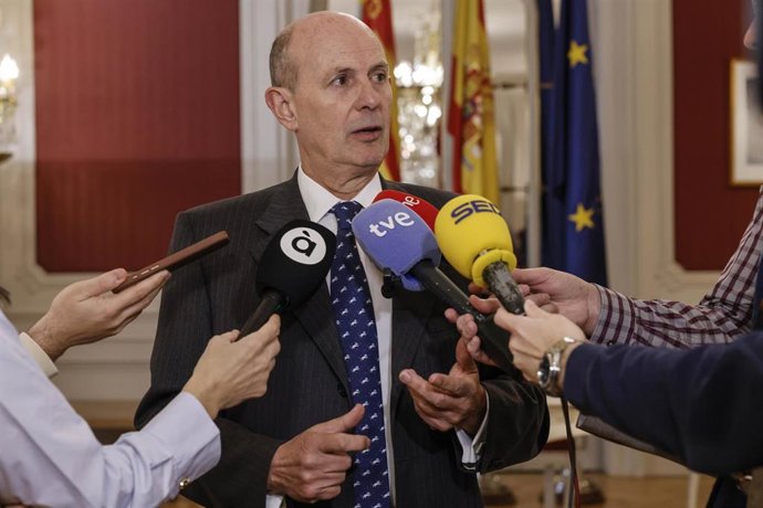 El director de la Agencia Valenciana Antifraude, Eduardo Beut, atiende a los medios tras entregar la Memoria Anual de Actividad (2025), en Les Corts Valencianes, a 30 de marzo de 2026, en Valencia
