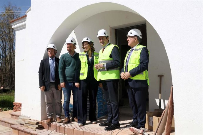 Quiñones y Armisén en la visita a una de las viviendas recuperadas por el programa 'Rehabitare' en Villada (Palencia).