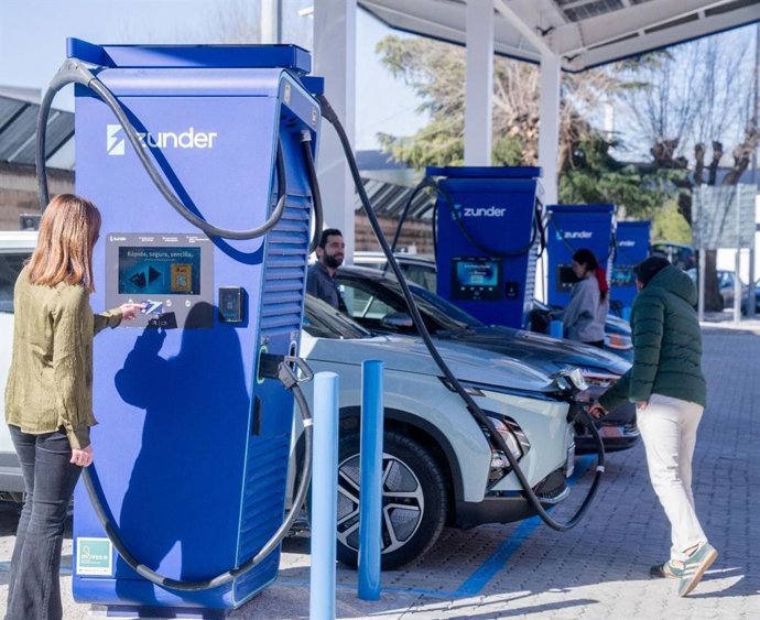 Usuarios Zunder cargando vehículo electrico    Zunder