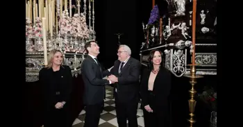 Juanma Moreno destaca la "singularidad, pasión y monumentalidad" de la Semana Santa de Granada