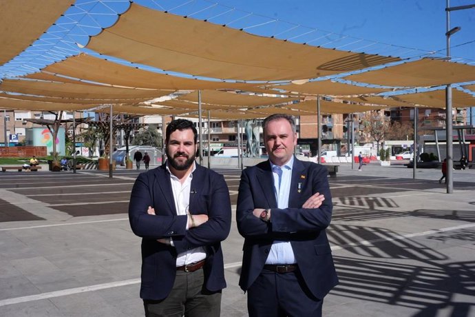 El portavoz del grupo municipal de Vox en Armilla (Granada), Gustavo de Castro, y el presidente de Vox Granada, Ricardo López Olea