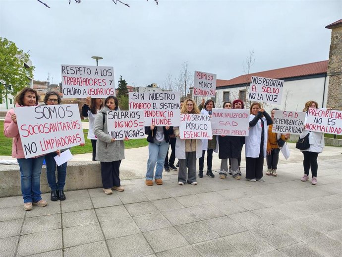 Las auxiliares cántabras del Servicio de Ayuda a Domicilio se concentran en el Parlamento contra la precariedad