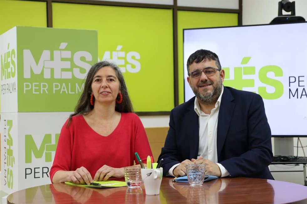La portavoz de Més per Palma, Neus Truyol, y el diputado de MÉS per Mallorca y Més per Menorca adscrito al grupo Sumar, Vicenç Vidal,.
