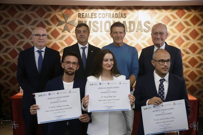 El rector de la UMA, Teodomiro López (3i); el presidente de la Fundación Lágrimas y Favores, Antonio Banderas (3d); el alcalde de Málaga, Francisco de la Torre (1d) y el director de la Cátedra de Estudios Cofrades, con premiados por estudios.