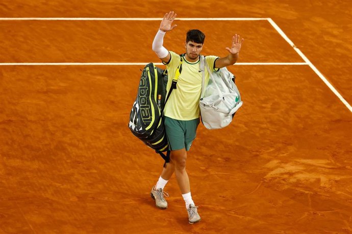 Archivo - El tenista español Carlos Alcaraz, sobre la tierra batida de la Caja Mágica.