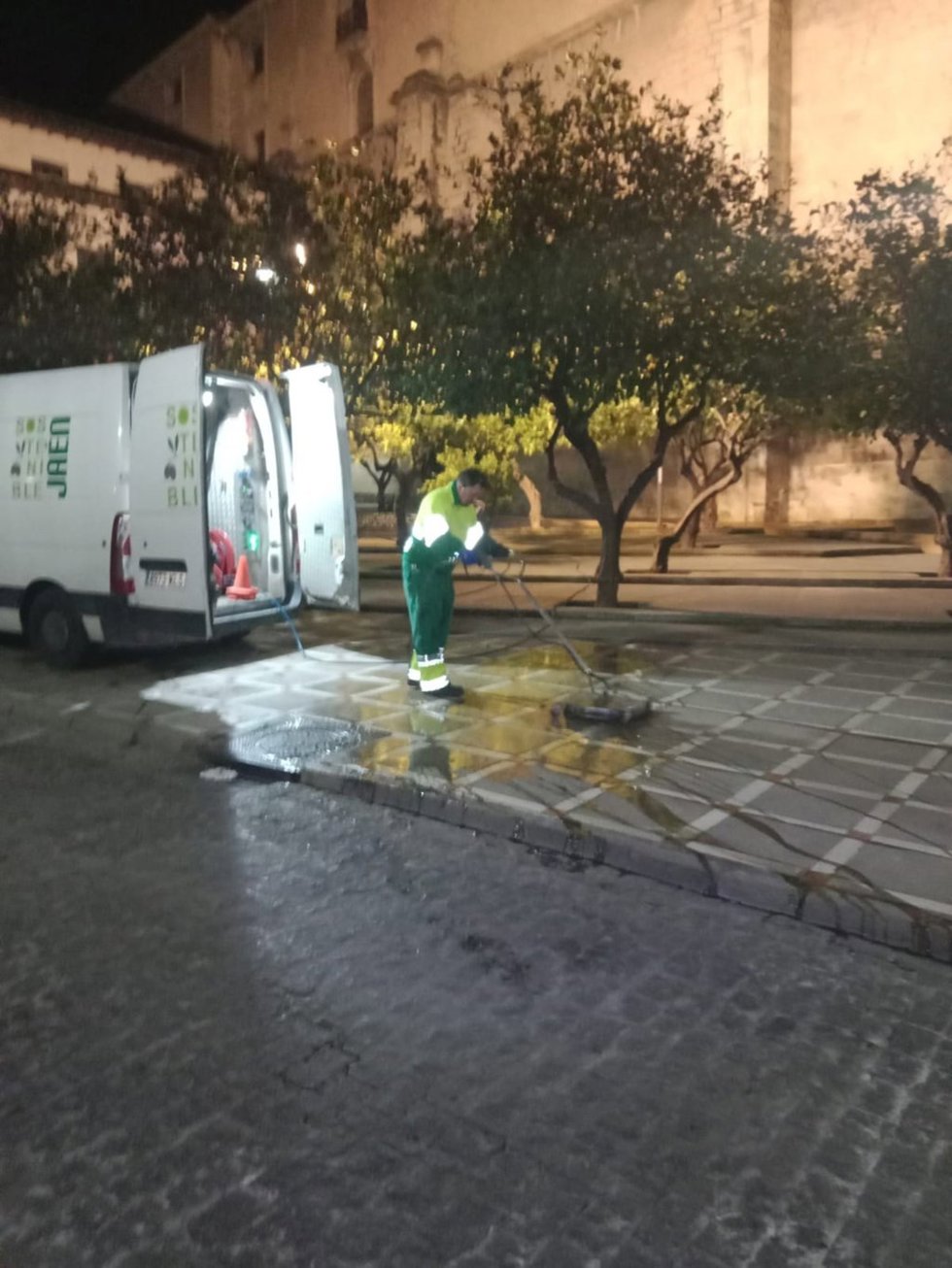 Un operario realiza labores de limpieza viaria en el centro de Jaén.
