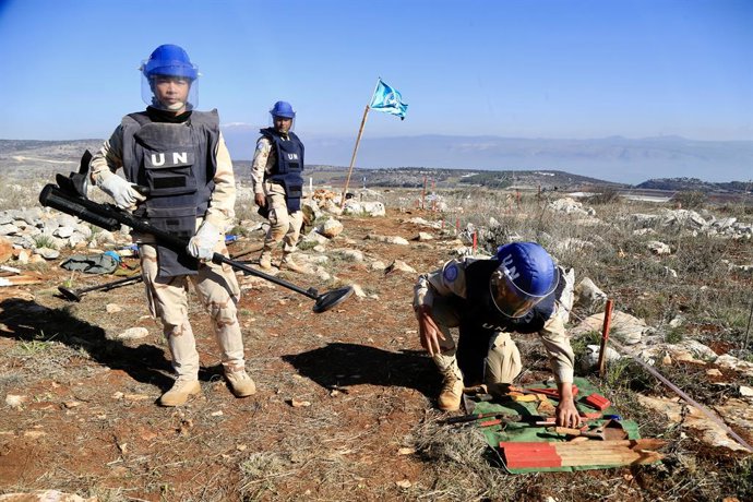 Archivo - BLIDA, Dec. 20, 2025  -- Soldiers of the United Nations Interim Force in Lebanon (UNIFIL) work to remove mines in Blida, a border town in southern Lebanon, Dec. 19, 2025. UNIFIL on Friday handed over a cleared minefield to the Lebanese army near