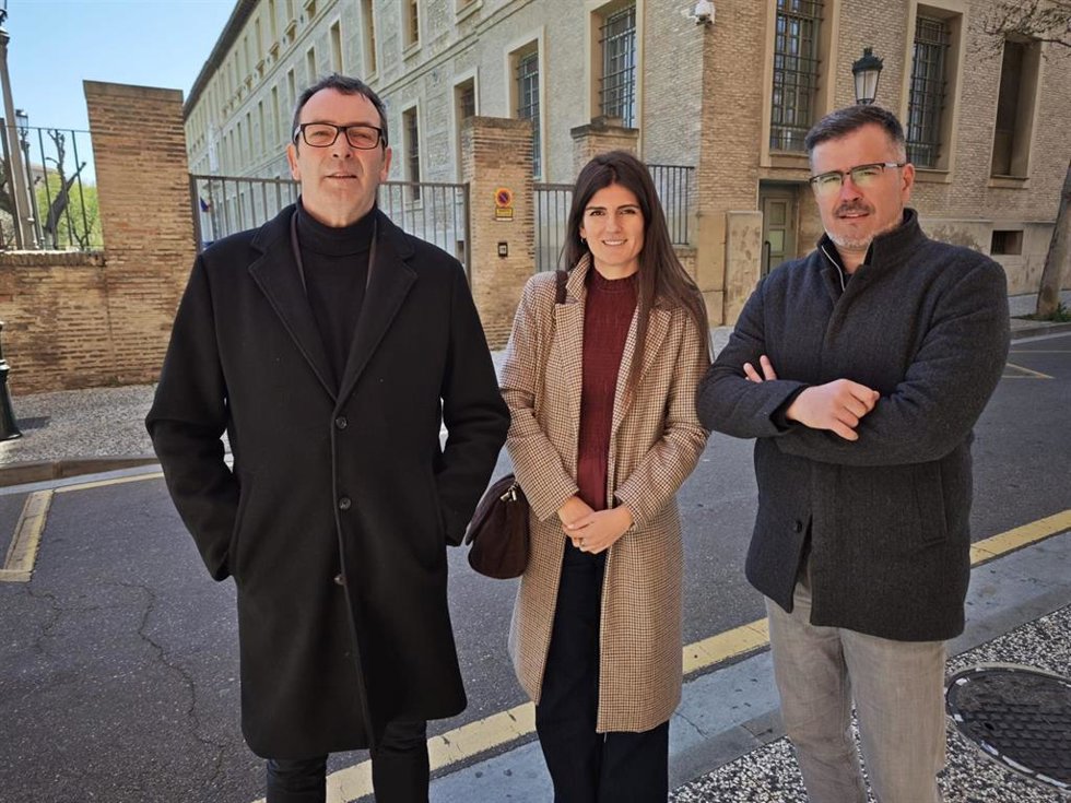 El alcalde de Andorra, Rafael Guía, junto a la regidora municipal de Albalate del Arzobispo, éjar, Celia Trullén, y de Ariño, Carlos Ros.