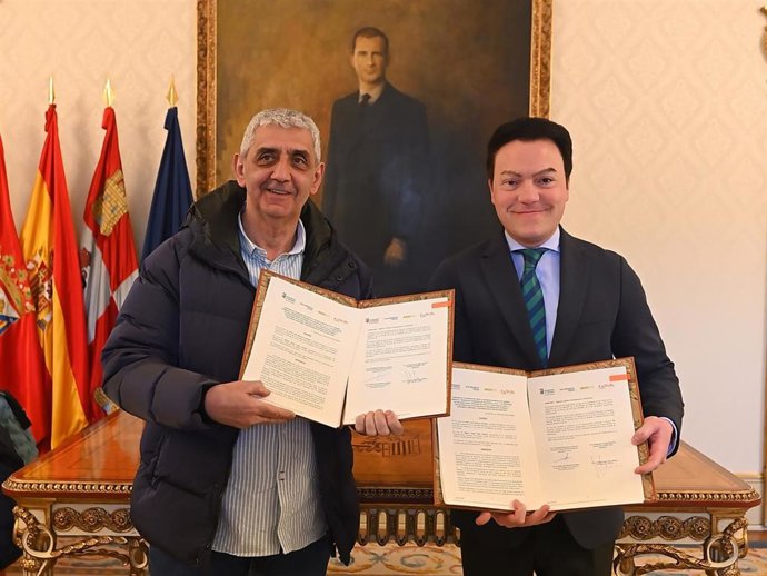 Un momento de la firma del convenio.