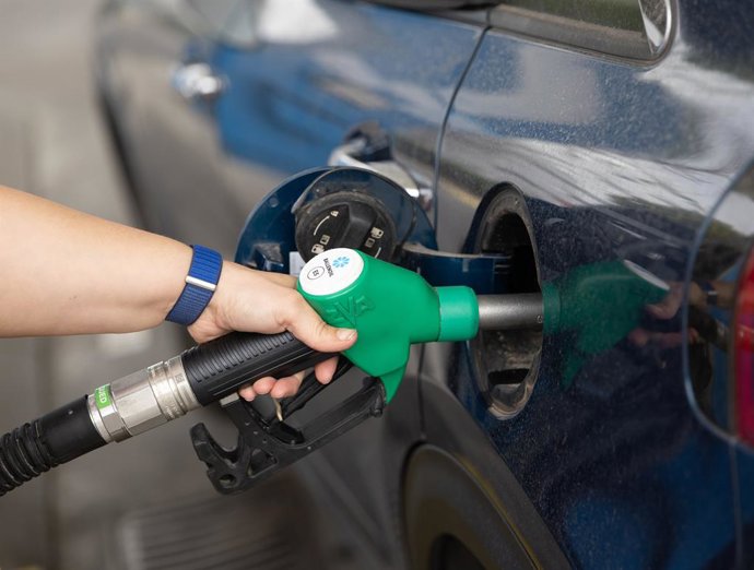 Repostaje en una gasolinera, a 3 de marzo de 2026, en Madrid (España). La guerra en Irán ha elevado con fuerza el precio del petróleo, con el Brent acercándose a los 80 dólares por barril ante el riesgo sobre el Estrecho de Ormuz. Esta subida ya se trasla