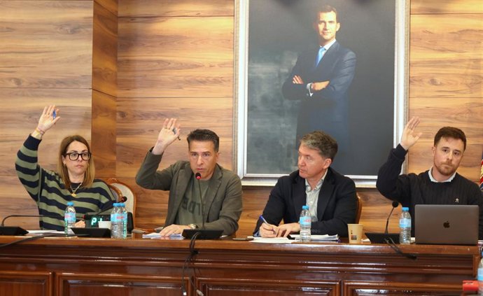 Votación en el pleno ordinario correspondiente a marzo en el Consistorio de Torrox (Málaga).