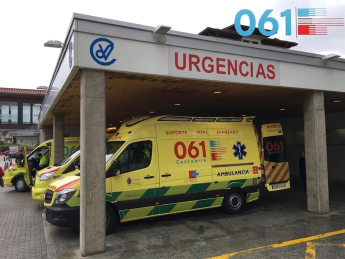 Archivo - Ambulancias del 061 en Urgencias de Valdecilla.-ARCHIVO