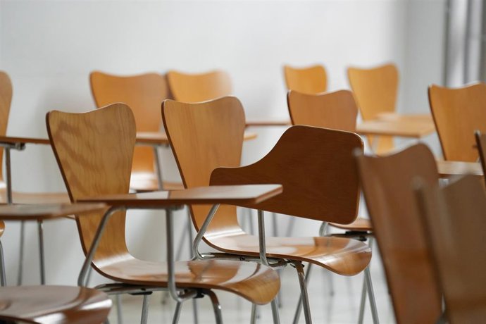 Archivo - Sillas dentro de una escuela