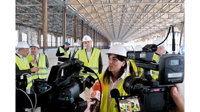La consellera Núria Montserrat durante su visita a la Fàbrica Nova de Manresa (Barcelona).